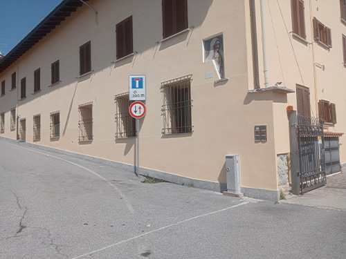 Ripristino facciata muraria - raschiatura, consolidante, rasatura con rasante minerale e finitura con pittura acrilsilossanica antialga