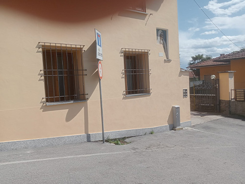 Ripristino facciata muraria - raschiatura, consolidante, rasatura con rasante minerale e finitura con pittura acrilsilossanica antialga