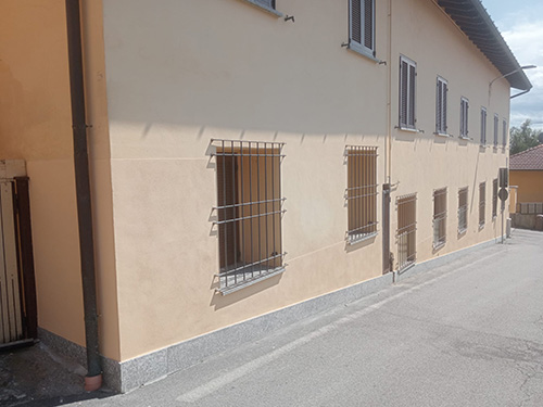 Ripristino facciata muraria - raschiatura, consolidante, rasatura con rasante minerale e finitura con pittura acrilsilossanica antialga