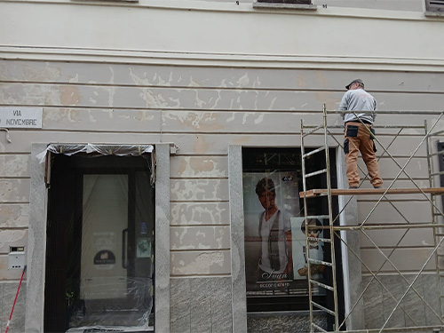 raschiatura di pitture, rasatura della facciata con rasante minerale, preparazione del fondo e finitura con pittura acrilsilossanica