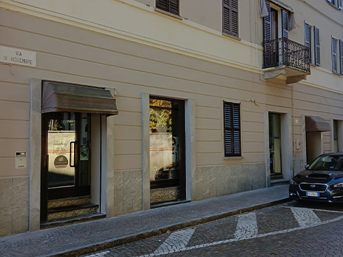 raschiatura di pitture, rasatura della facciata con rasante minerale, preparazione del fondo e finitura con pittura acrilsilossanica