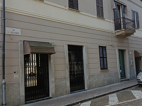 raschiatura di pitture, rasatura della facciata con rasante minerale, preparazione del fondo e finitura con pittura acrilsilossanica