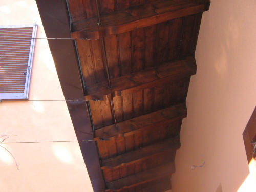 Gronda in legno, pulita manualmente, carteggiata, impregnata e verniciata con cerata trasparente